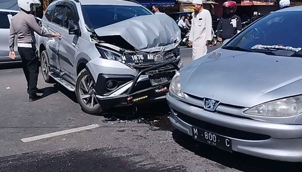 Petugas saat mengevakuasi 2 kendaraan yang terlibat kecelakaan di Jalan Raya Trunojoyo, Pamekasan.