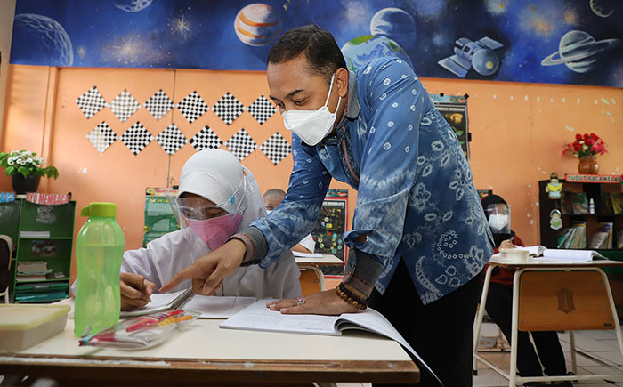 Wali Kota Surabaya, Eri Cahyadi, saat menyaksikan siswa yang sedang belajar.