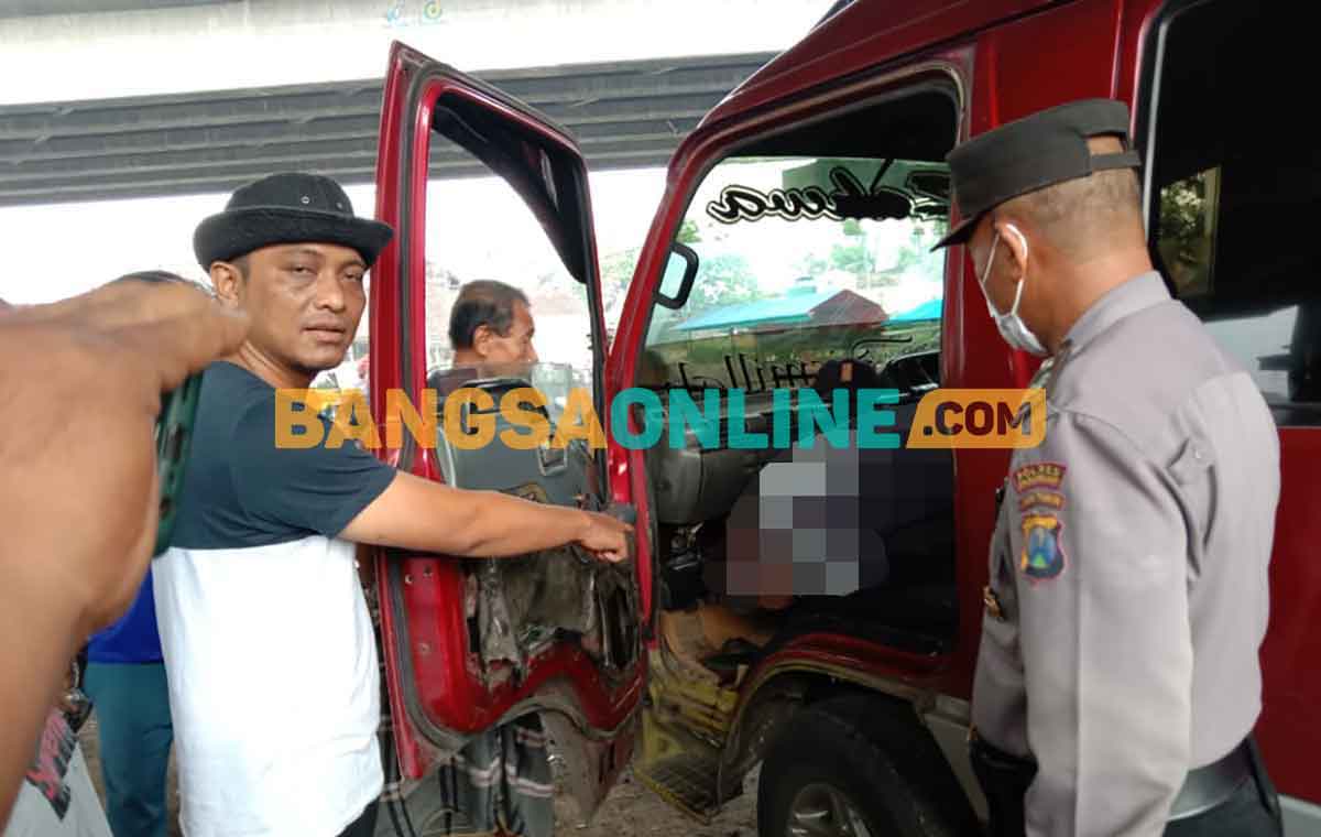 Tim Inafis Polres Pasuruan bersama Unit Reskrim Polsek Gempol saat mengevakuasi korban dari mobil. Foto: M. ANDY FACHRUDIN/BANGSAONLINE