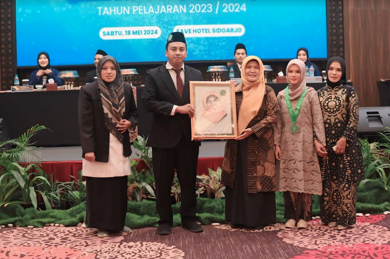 Stafsus Wapres RI, Zumrotul Mukaffa menerima cinderamata saat menghadiri wisuda tahun 2024 siswa Smaisda (dok. Ist)