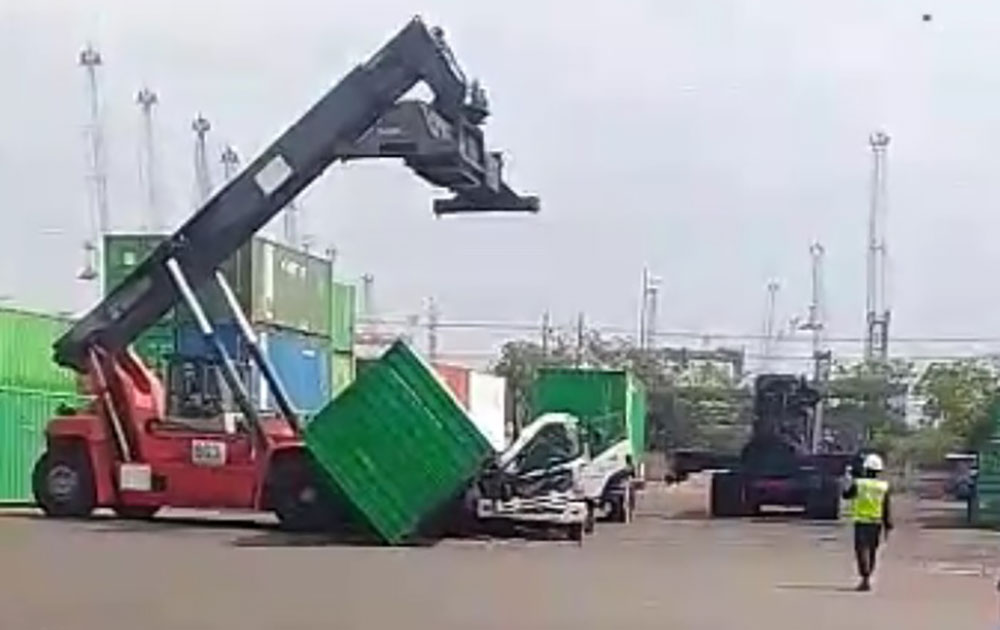 Kondisi kontainer yang menimpa truk di Depo PT BJTI.