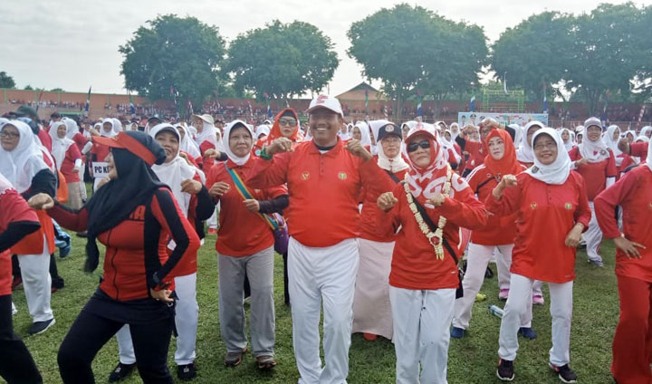 Kaos yang jadi polemik, tadi pagi sudah dipakai dalam kegiatan senam bersama. Namun, masih banyak kecamatan lain yang belum menerima.