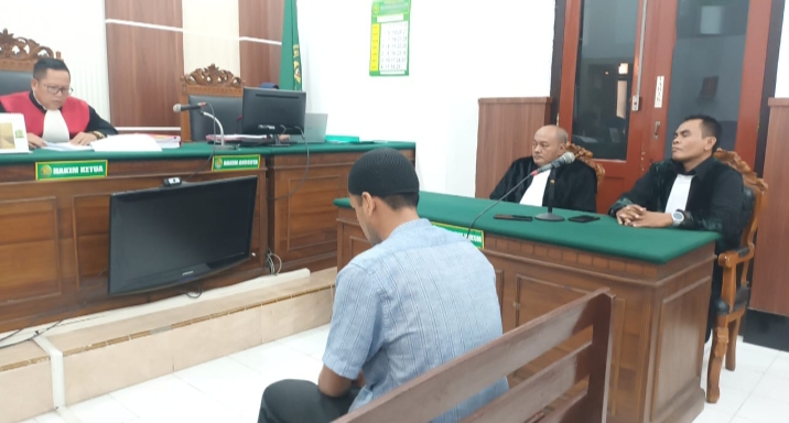 Terdakwa tertunduk lesu usai mendengar vonis yang dibacakan ketua Majelis Hakim