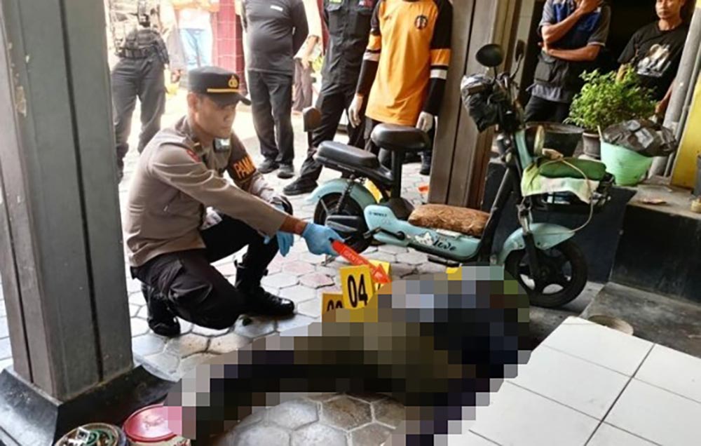 Polisi saat melakukan olah TKP.
