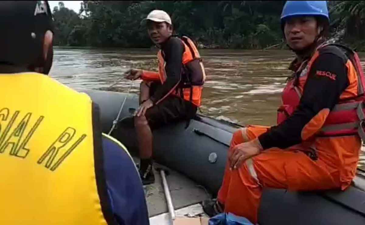 Petugas gabungan saat menyusuri Sungai Brantas menggunakan perahu karet untuk mencari keberadaan bocah yang tenggelam. Foto: Ist