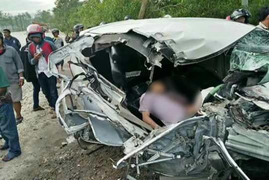 Kondisi sopir dan mobil Xenia sebelum dievakuasi. foto: istimewa