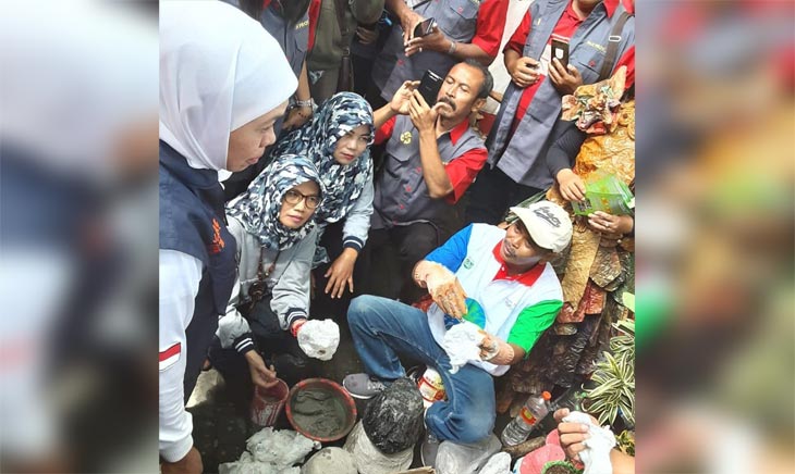 Gubernur Jatim Khofifah Indar Parawansa saat meninjau stan Dinas LH Kota Batu.