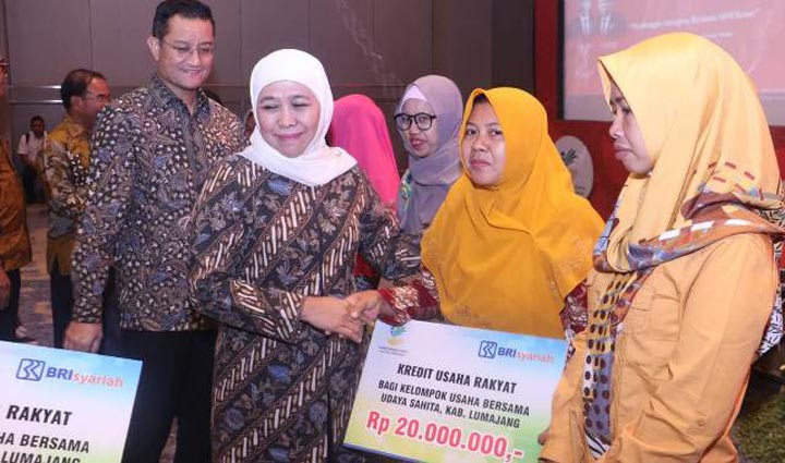 Gubernur Jawa Timur Khofifah Indar Parawansa bersama Menteri Sosial RI Juliari Peter Batubara saat membuka acara Peningkatan Kapasitas Pendamping Bantuan Pangan Non Tunai wilayah III dengan tema "Membangun Sinergitas Bersama SDM Kessos" di Hotel Vasa Surabaya, Kamis (12/12) sore. foto: istimewa/ bangsaonline.com