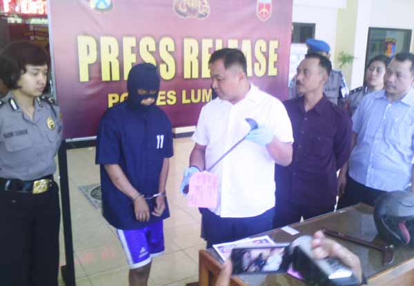 Begal sadis dengan barang bukti berupa celurit. Foto: imron/BANGSAONLINE