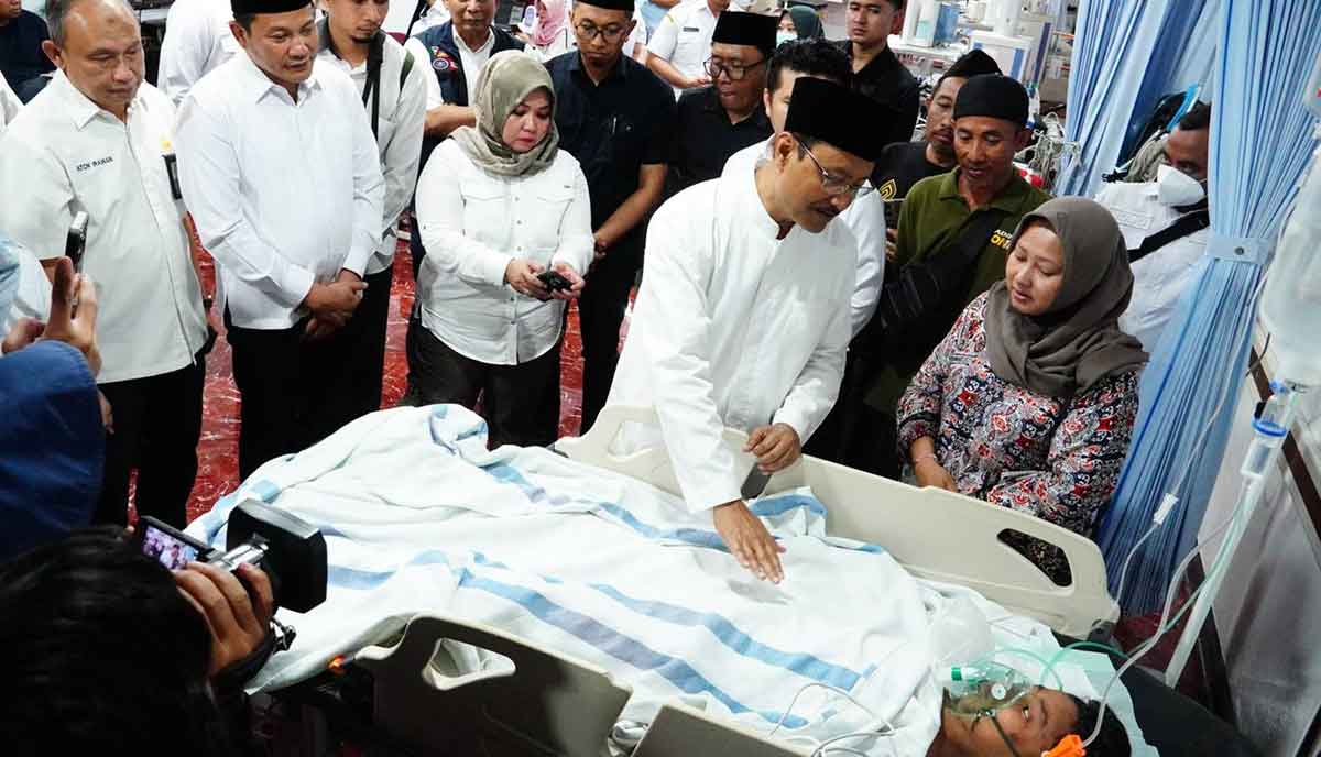 Mensos ketika menjenguk korban musibah Ponpes Al Khoziny di RSUD RT Notopuro. Foto: Ist