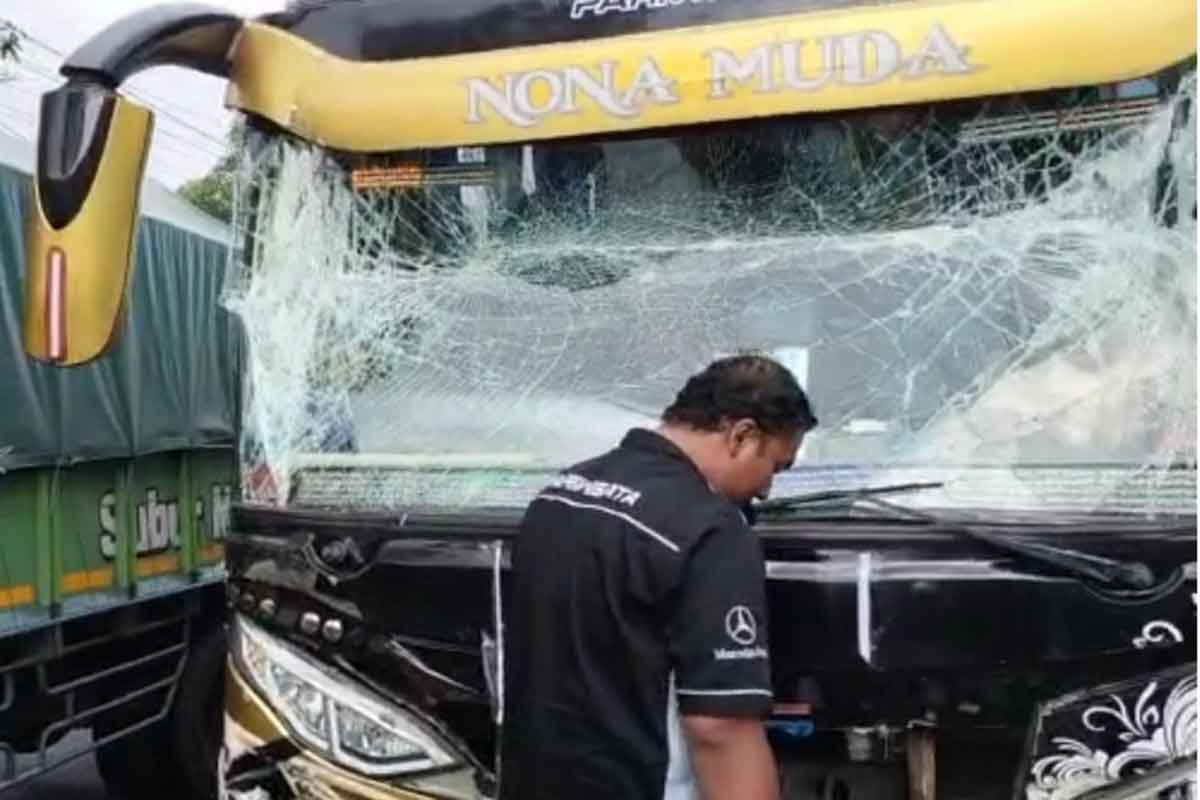 Kondisi salah satu bus Calon Jemaah Haji asal Pamekasan yang mengalami kecelakaan beruntun di Bangkalan.