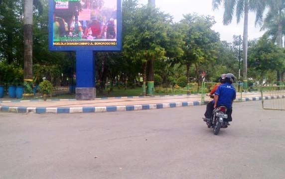 Manfaat videotron yang dipertanyakan. Foto: rizal/BANGSAONLINE