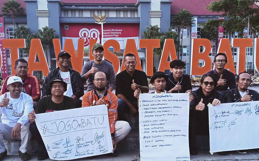 Sejumlah tokoh masyarakat, budayawan, tokoh agama, serta perwakilan dari komunitas ojek online, saat menggelar aksi damai di depan Balai Kota Among Tani.