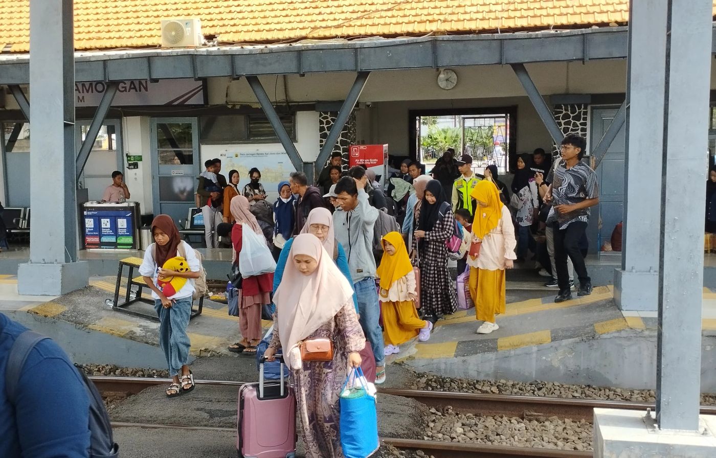 Suasana peron Stasiun Lamongan