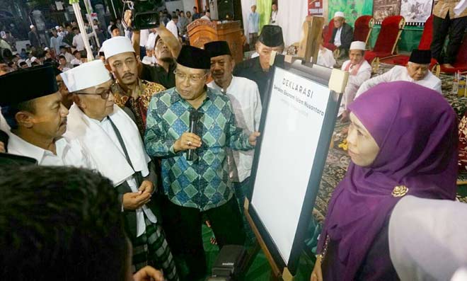Penandatanganan deklarasi ekonomi islam nusantara di Pondok Pesantren Bahrul Ulum Tambakberas Jombang, Sabtu (13/8) malam. foto:  RONY S/ BANGSAONLINE