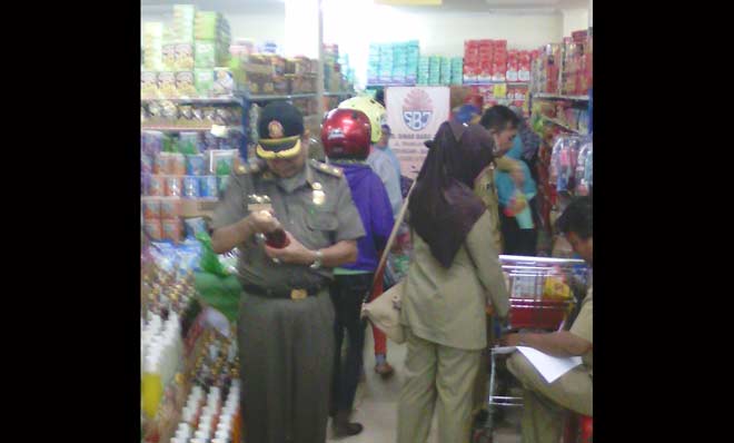 Petugas saat melakukan sidak di salah satu swalayan.