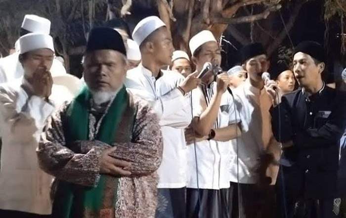 Para peziarah yang datang dari berbagai daerah saat ikuti istighotsah yang dipimpin Kiai Mahfud di sekitar Makam Syakh Mohammad Nur Alamsyah pasca dibongkar. Foto: Ist.