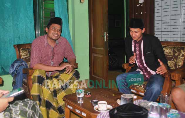 Mahsun Fuad, Ketua PC GP Ansor Ngawi saat memberikan keterangan. foto: ZAINAL ABIDIN/ BANGSAONLINE