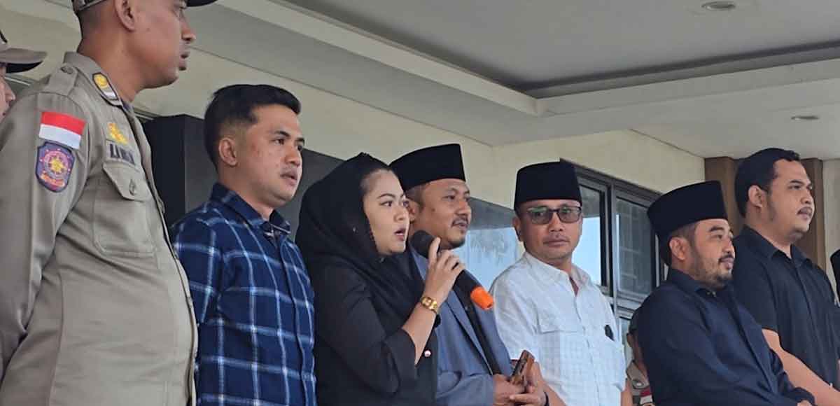 Ambar Pramudiya Wardani, Politikus Gerindra dari Komisi III DPRD Bangkalan saat membacakan teks Pancasila di hadapan massa aksi yang tergabung dalam PAKIS atau akronim dari Pusat Analisa Kajian Informasi Strategis.
