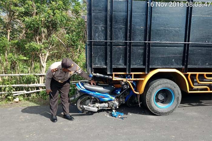 Kondisi dua kendaraan usai terlibat laka. foto: AKINA/ BANGSAONLINE