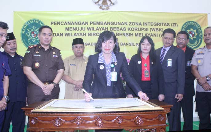 Penandatanganan pencanangan zona integritas di kantor Pengadilan Negeri Bangil, Kabupaten Pasuruan.