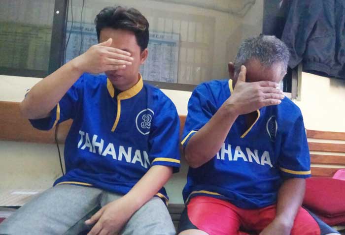 Dua pelaku hanya bisa tertunduk lesu.