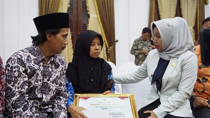 Wali Kota Mojokerto Dampingi Keluarga Isman Menerima Bantuan dari Pemprov Jatim