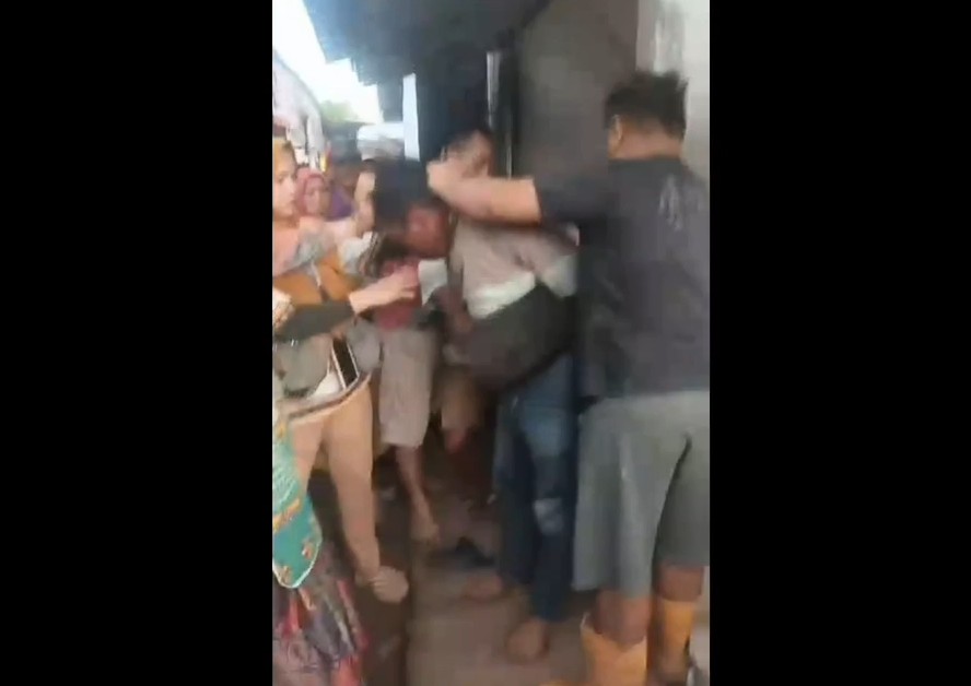 Tangkapan layar video amatir saat warga mengamankan pelaku