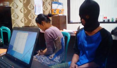 Tersangka bersama korban saat diperiksa petugas. (Tuhu Priyono/BANGSAONLINE)
