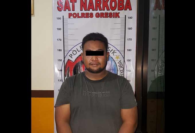 Tersangka SF saat diamankan di Mapolres Gresik.