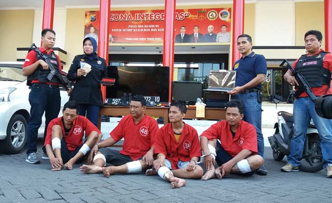 Keempat pencuri yang ditembak diapit Kasat dan Kepala Humas Polrestabes Surabaya. foto: BANGSAONLINE