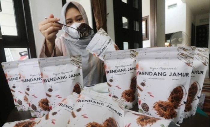 Wilujeng saat mengemas rendang jamurnya. foto: ist.