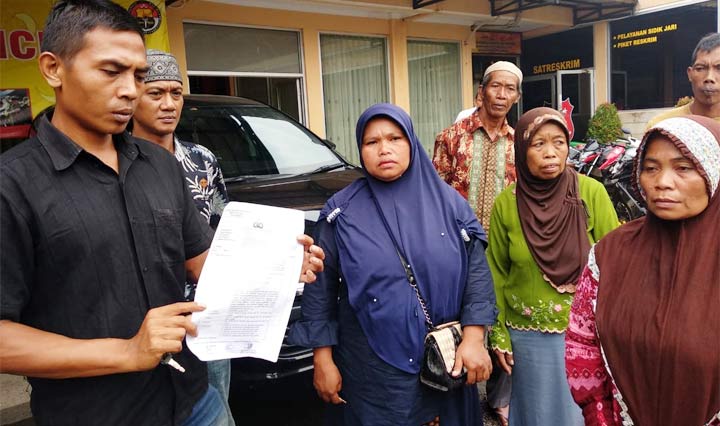 Usai melapor ke Polres Jember, para orang tua memberikan ketarangan kepada awak media.