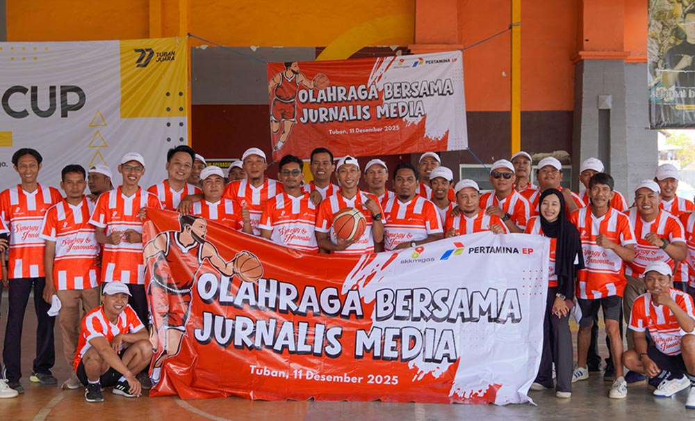 Manajemen Pertamina EP Sukowati Field foto bersama dengan wartawan Tuban sebelum pertandingan basket.