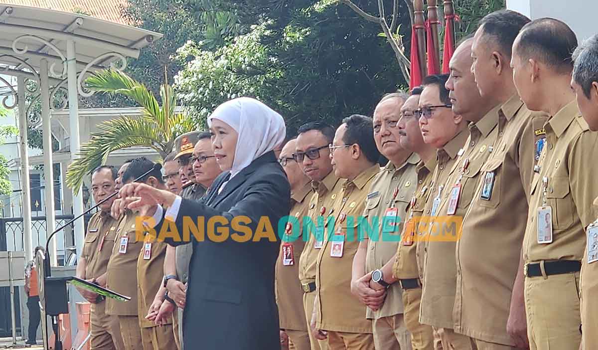 Gubernur Khofifah saat memimpin apel. Foto: DEVI FITRI AFRIYANTI/BANGSAONLINE