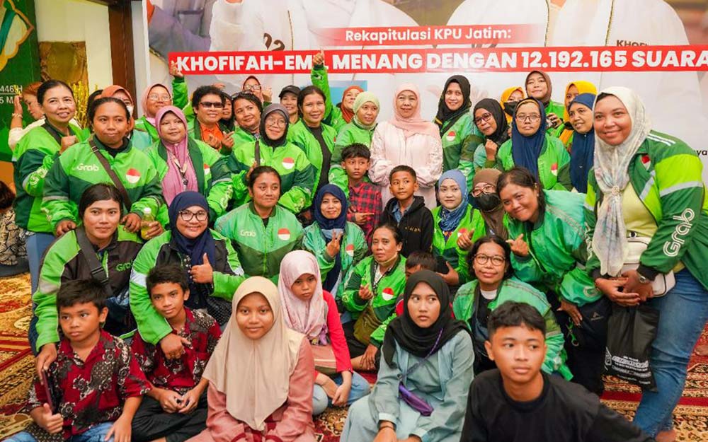 Sejumlah driver ojol perempuan bersama Gubernur Jatim Khofifah.