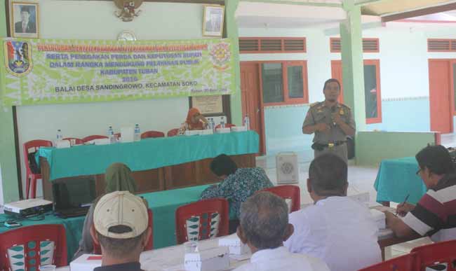 Kepala Bidang Penegakkan Perundang-undangan Daerah Satpol PP Pemkab Tuban, Wadiono, saat memberikan penyuluhan kepada warga Desa Sandingrowo, Kecamatan Soko. foto: suwandi/ BANGSAONLINE