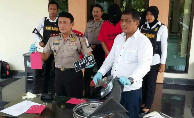 Polsek Mulyorejo saat merilis kedua tersangka curat.