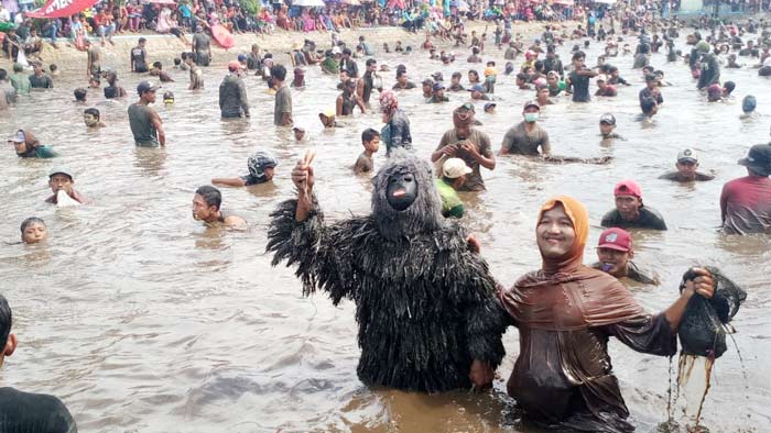 Ratusan warga tampak sangat antusias mengikuti lomba Gogo atau mencari ikan dengan tangan kosong di Bendungan Desa Sambonggede, Kecamatan setempat, Selasa (3/7).