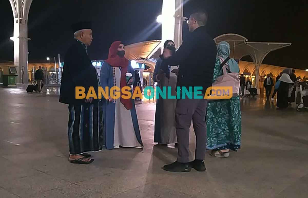 Tampak dua wanita muda petugas Bandara King Mohammad Bin Abdul Aziz Madinah menjelaskan tentang transportasi kepada Prof Dr KH Asep Saifuddin Chalim, MA dan Nyai Hj Alif Fadhilah, istrinya. Foto: M Mas