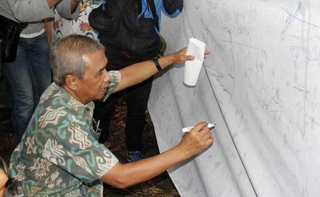 Mantan Komisioner KPK, Busyro Muqoddas penggagas gerakan Jogja Independent menandatangani deklarasi JOINT beberapa waktu lalu.