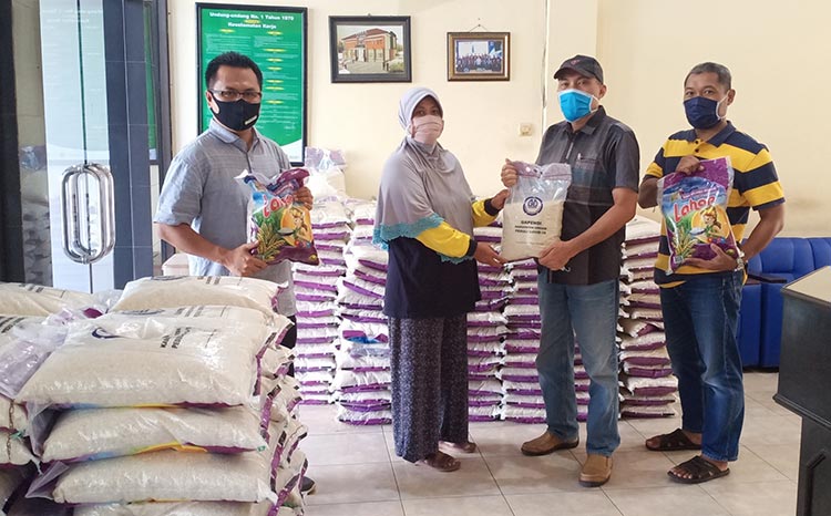 Gapensi Gresik Bagi 2,5 Ton Beras kepada Warga Terdampak Covid-19