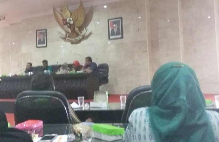 Suasana rapat dengar pendapat antara Komisi C dengan beberapa kepala sekolah SD dan SMP se-Kota Kediri.