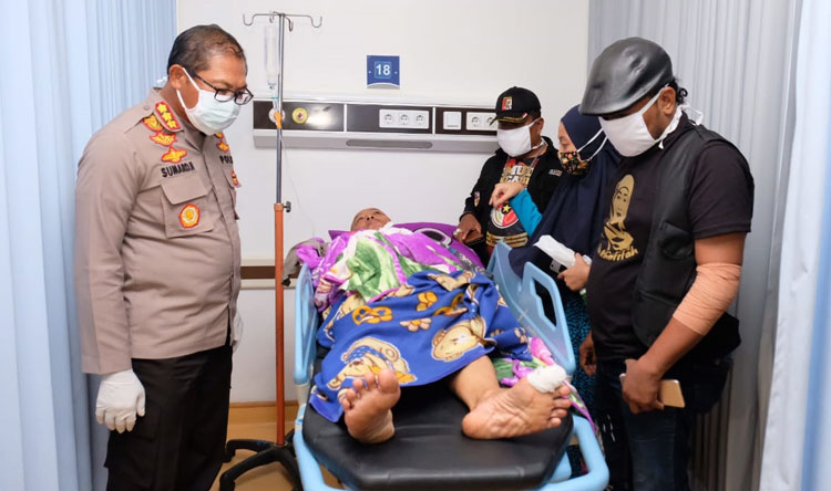 Kapolresta Sidoarjo Kombespol Sumardji saat menjenguk korban di rumah sakit, beberapa waktu lalu.