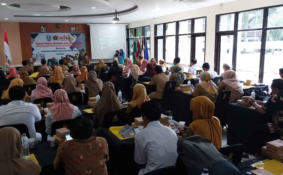 Suasana diklat Public Speaking dan Jurnalistik yang digelar PWI Jember dan bekerja sama dengan Cabang Dispendik Jatim wilayah setempat.