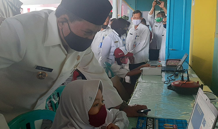 Wali Kota Maidi saat meninjau siswa SD yang sedang mengoperasikan laptop barunya. (foto: ist).