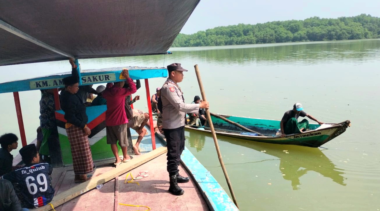 Petugas saat menyisir sungai tempat di mana korban menghilang