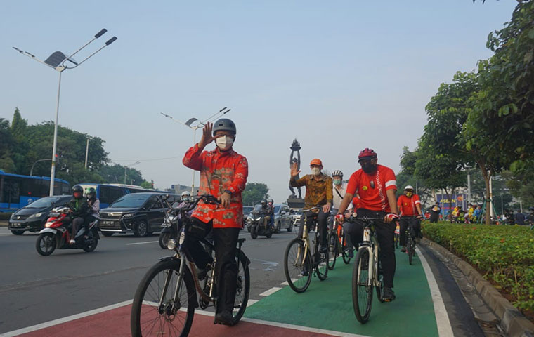 Gubernur DKI Jakarta Anies Baswedan saat gowes bersama Duta Besar Belanda Lambert Grijns memakai batik, Kamis (3/5/2021). foto: ist/ bangsaonline.com