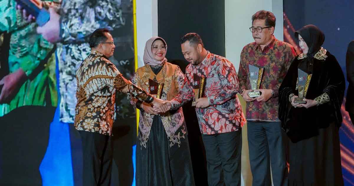 Bupati Gresik ketika mendapatkan ucapan selamat dari Mendagri usai menerima penghargaan. Foto: Ist