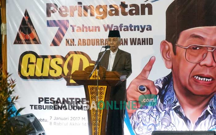 Anregurutta KH Sanusi Baco saat saat memberikan pemaparan dalam acara puncak peringatan haul ke-7 Gus Dur di Ponpes Tebuireng Jombang, Sabtu (7/1) malam. foto: RONY SUHARTOMO/ BANGSAONLINE
